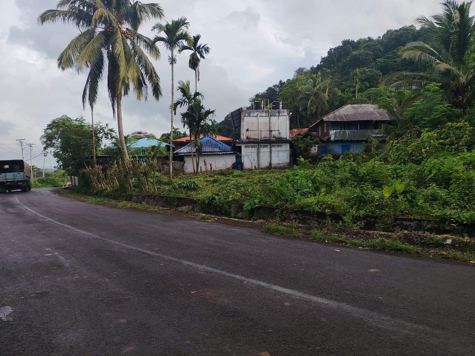 LAND FOR SALE – MITHAKHARI MAIN ROAD JUNCTION